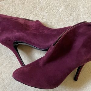 Like new burgundy booties perfect for the holidays
